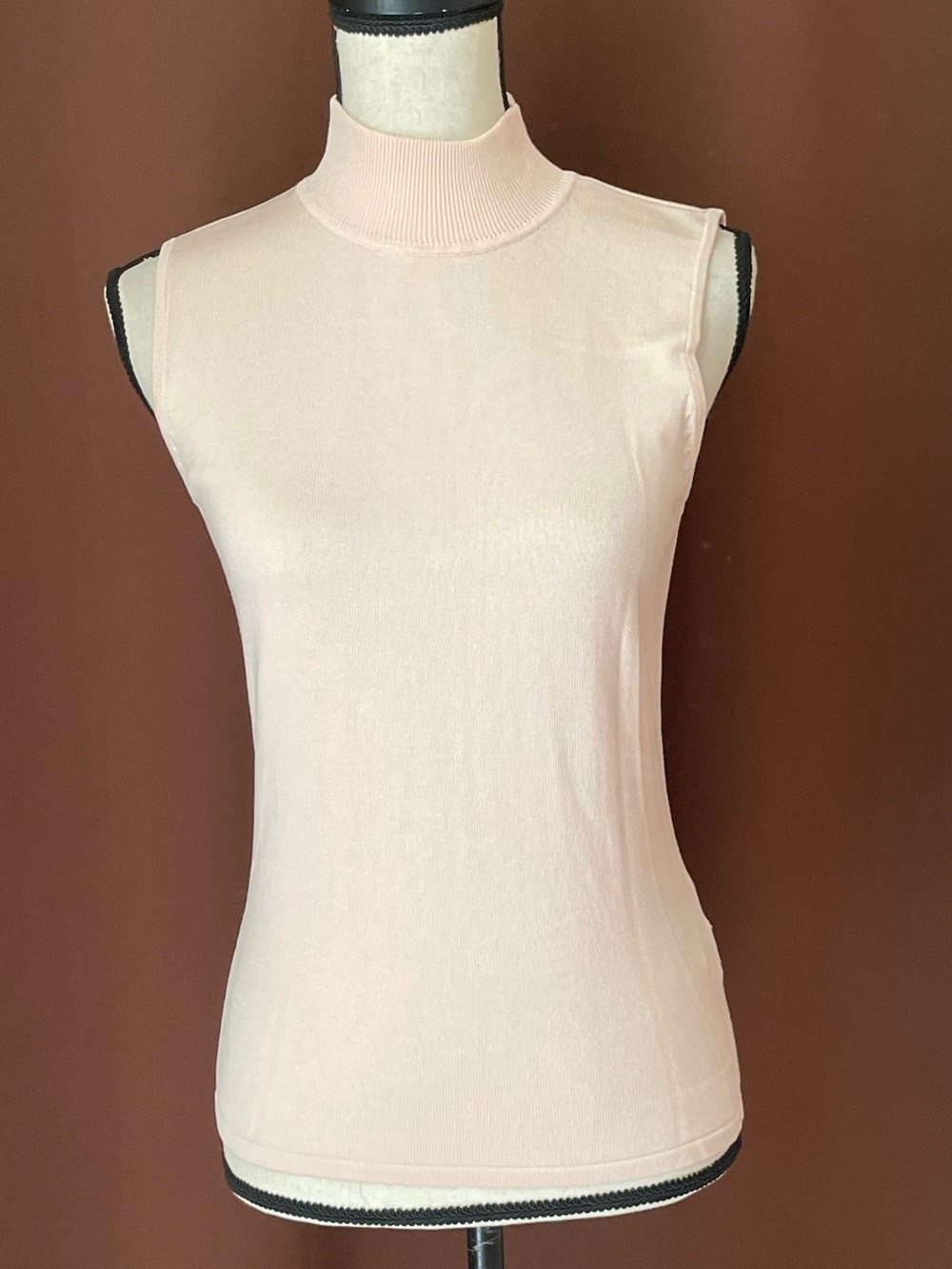 Tahari Luxury 70% Silk Blend Mock Neck Sleeveless sweater Top Size 6 Blush pink